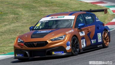 Vista di profilo Cupra Leon Competición in pista al Mugello