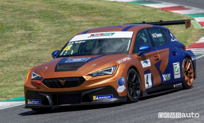 Vista di profilo Cupra Leon Competición in pista al Mugello
