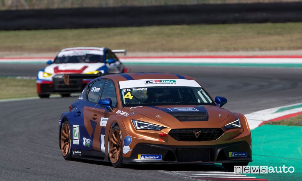 Vista anteriore Cupra Leon Competición in pista al Mugello