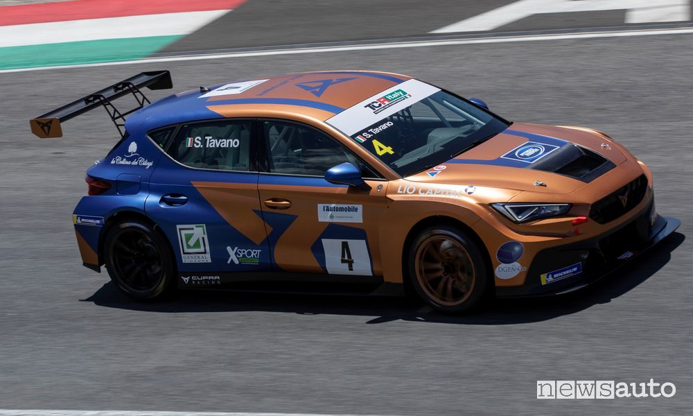 Vista laterale Cupra Leon Competición in pista al Mugello