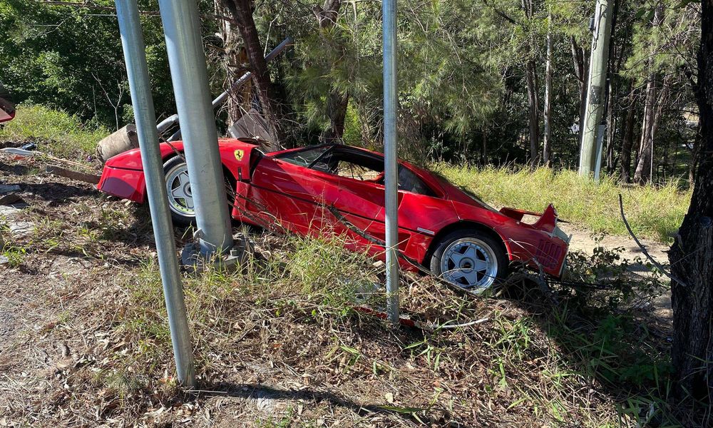 Ferrari F40 distrutta dopo l'incidente contro l'albero
