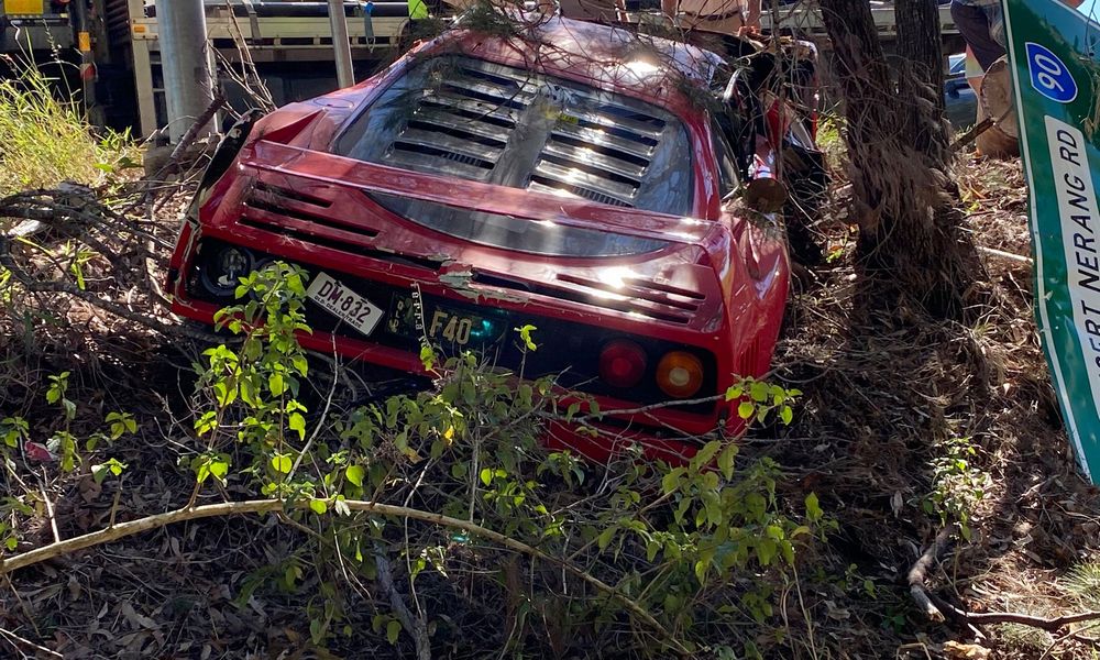 Ferrari F40 distrutta dopo l'incidente contro l'albero