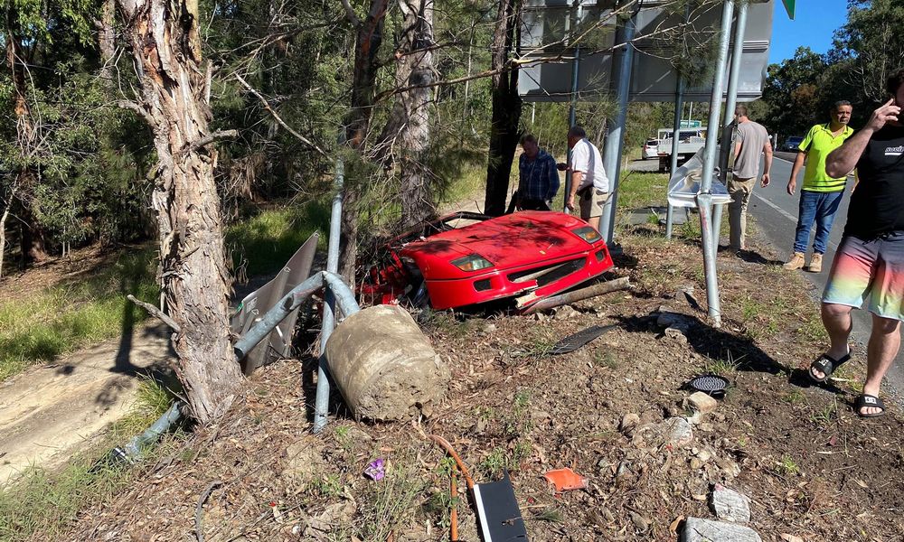 Ferrari F40 distrutta dopo l'incidente contro l'albero