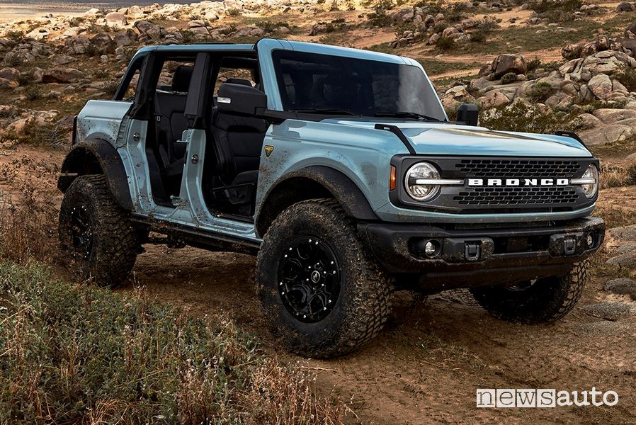 Vista di profilo Ford Bronco 4 porte