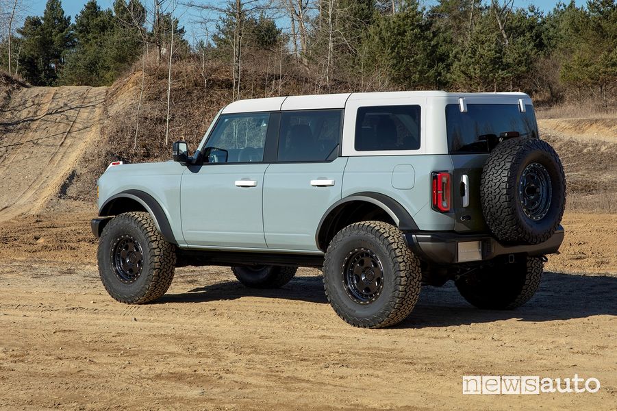 Vista posteriore Ford Bronco 4 porte