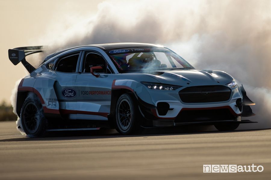 Vista di profilo Ford Mustang Mach-E 1400 in drifting