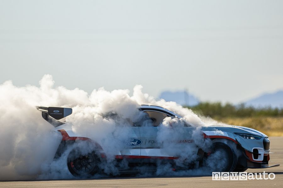Vista laterale Ford Mustang Mach-E 1400 in drifting