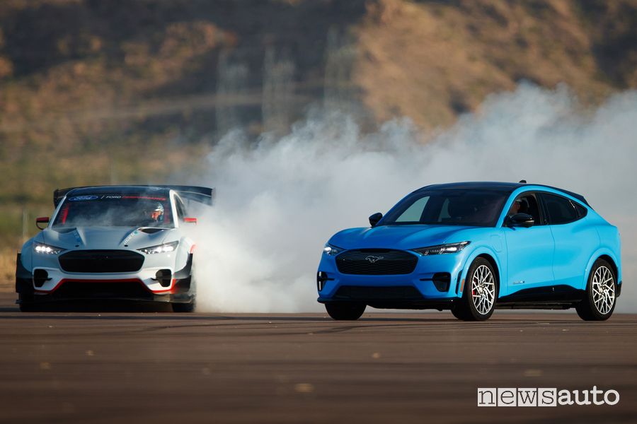 Ford Mustang Mach-E 1400 insieme alla Mustang Mach-E di serie