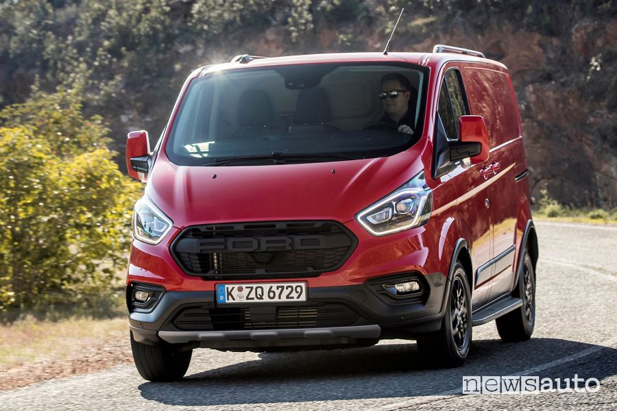 Vista anteriore Ford Transit Custom Trail