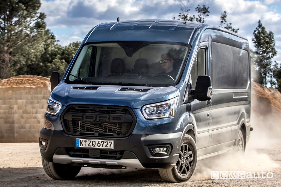 Vista anteriore Ford Transit Trail sullo sterrato