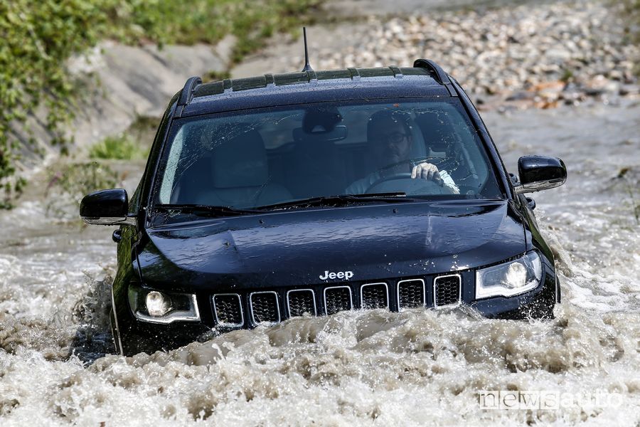 Guado Jeep Compass 4xe Limited ibrida plug-in