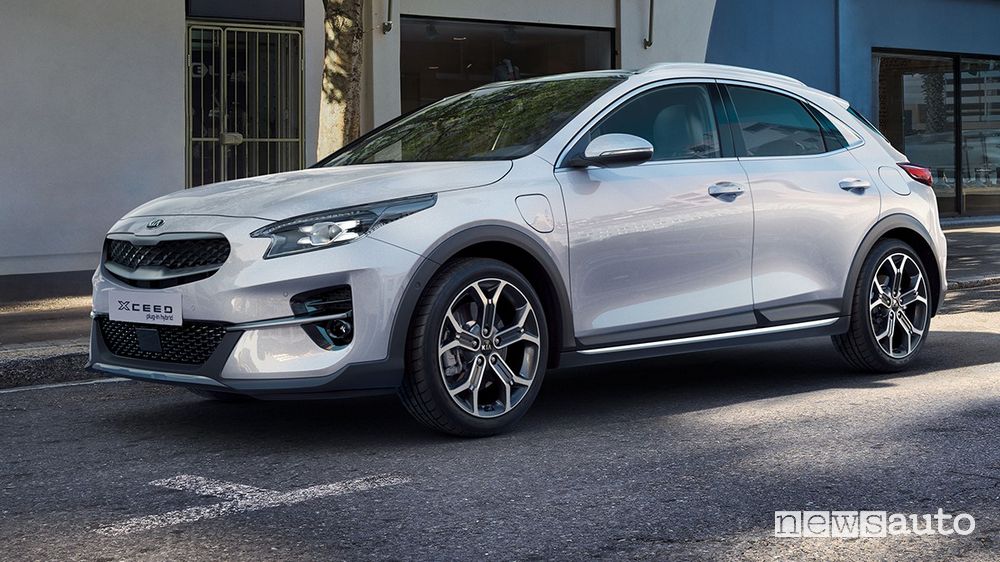 Vista di profilo Kia XCeed ibrida plug-in