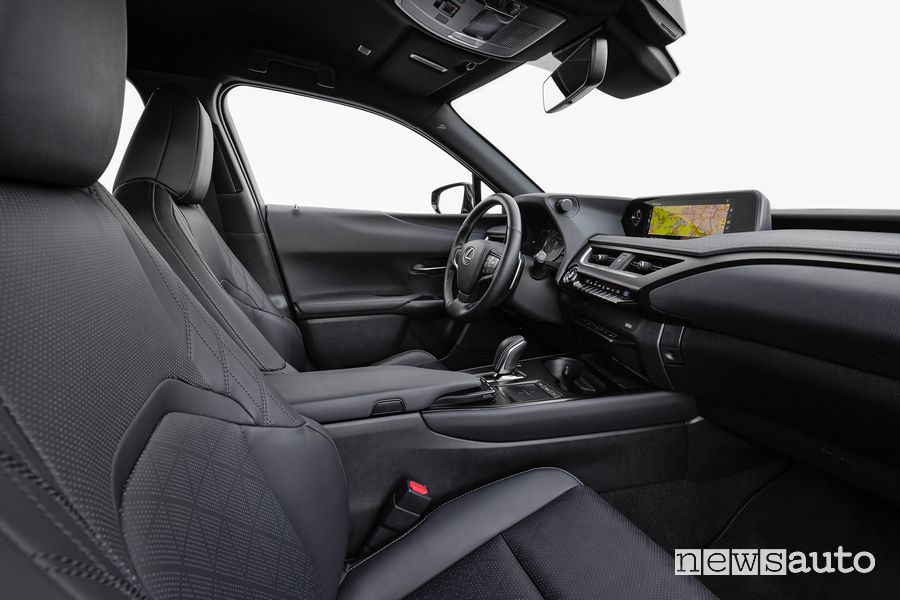 Sedili anteriori abitacolo Lexus UX 300e elettrica