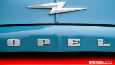 Logo Opel, la storia del simbolo con il fulmine