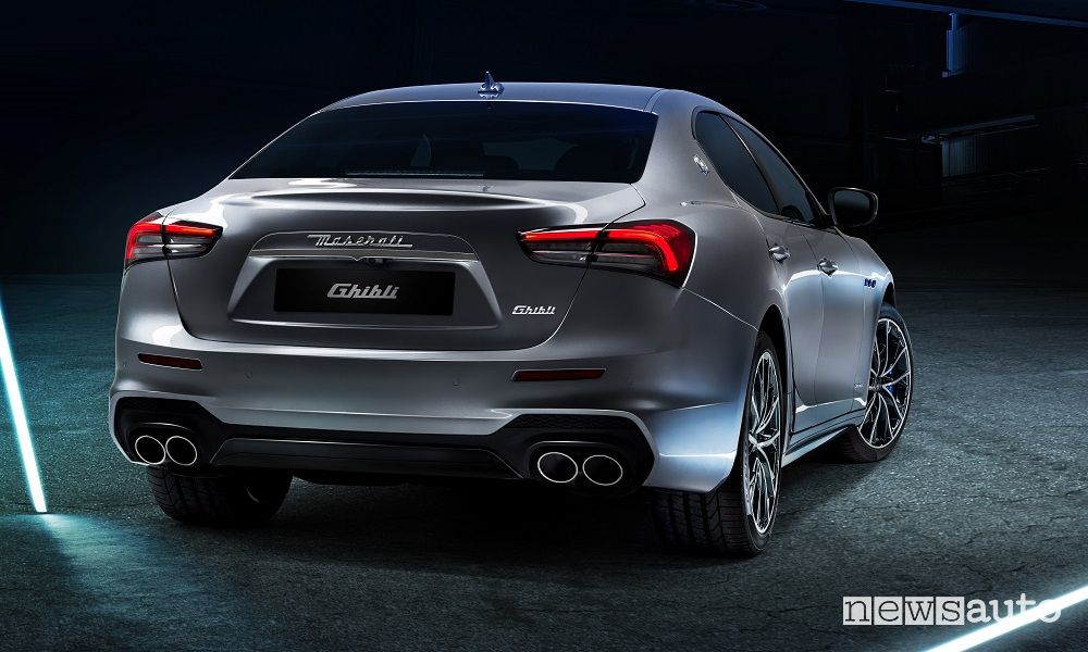 Vista posteriore Maserati Ghibli Hybrid ibrida MHEV