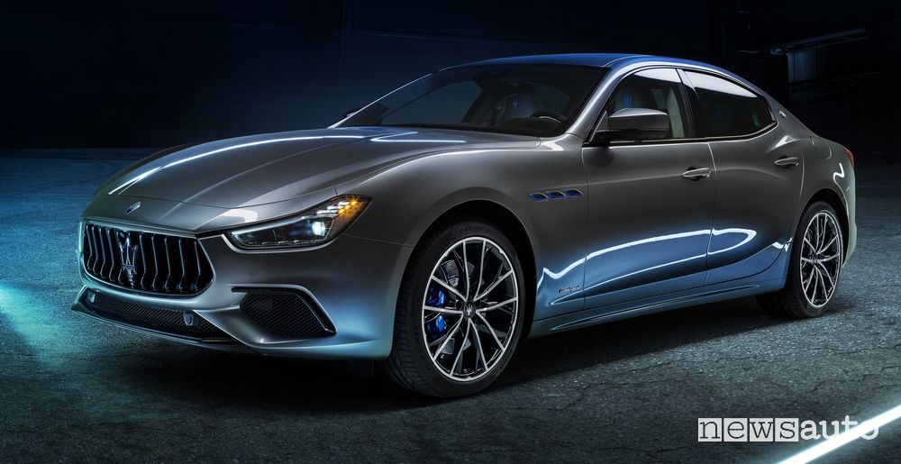 Vista di profilo Maserati Ghibli Hybrid ibrida MHEV