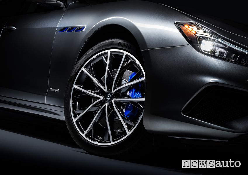 Cerchi in lega, pinze freni blu Maserati Ghibli Hybrid ibrida MHEV