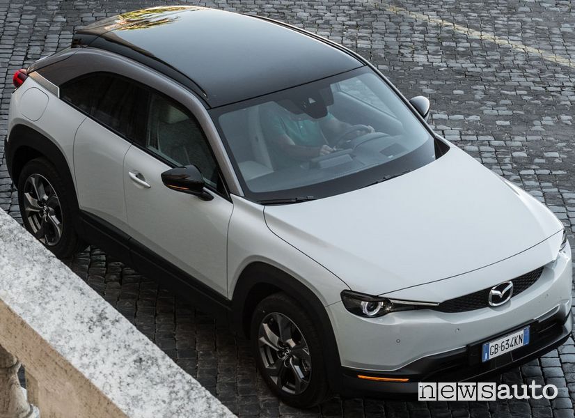Mazda MX-30 elettrica sui sampietrini di Roma