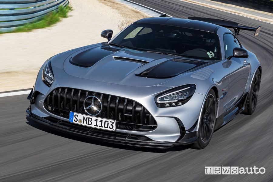 Vista anteriore Mercedes-AMG GT Black Series in uscita di curva
