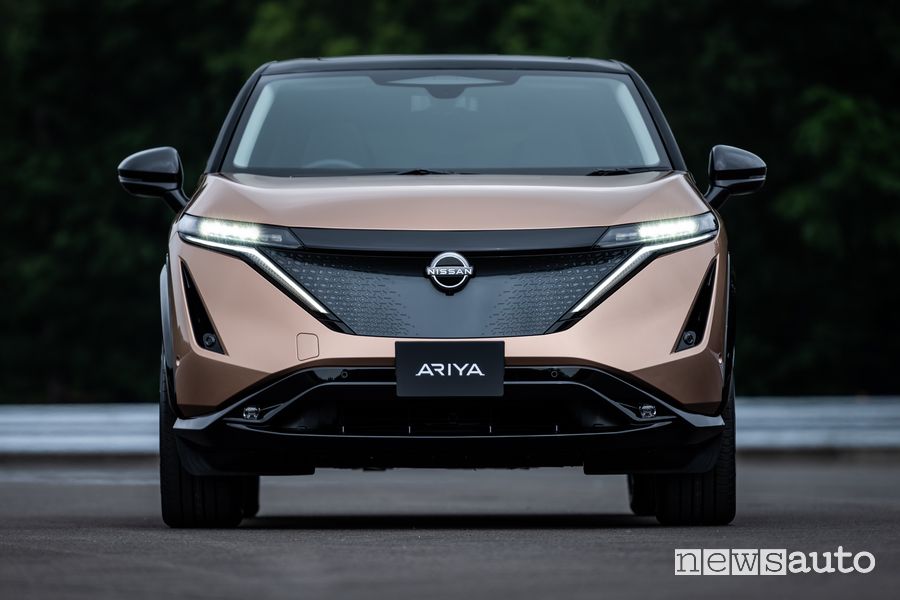 Vista anteriore Nissan Ariya crossover elettrico