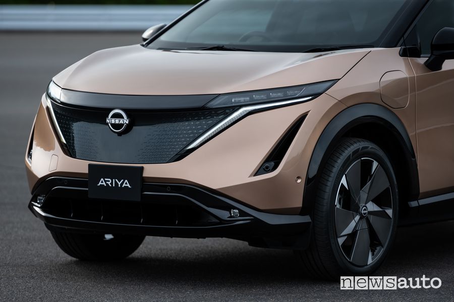 Frontale Nissan Ariya crossover elettrico