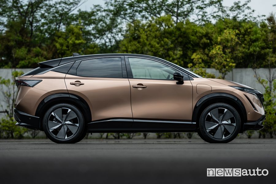 Vista laterale Nissan Ariya crossover elettrico