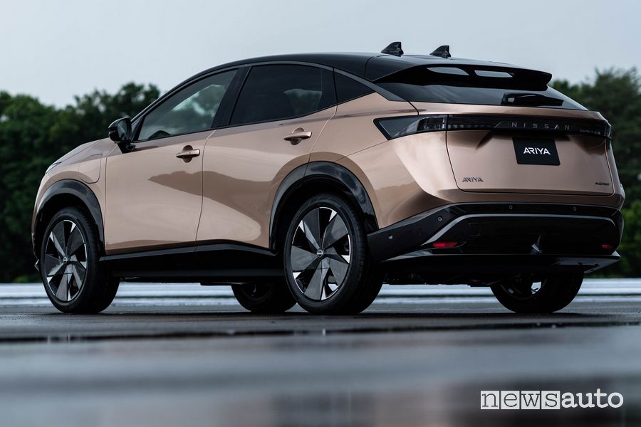 Vista posteriore Nissan Ariya crossover elettrico