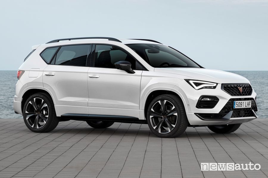 Vista di profilo Cupra Ateca bianca