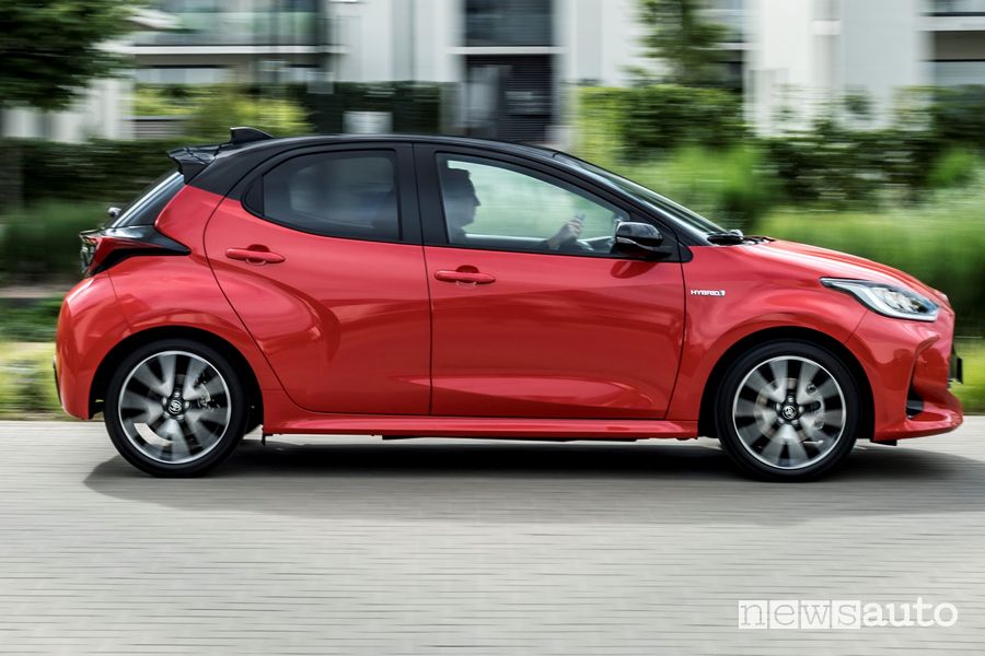 Vista laterale nuova Toyota Yaris