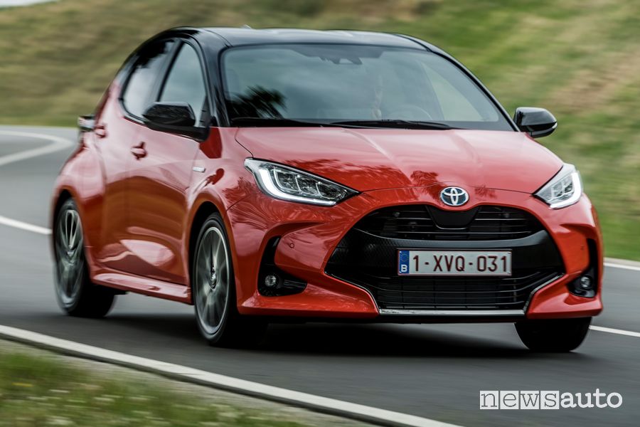 Vista di profilo nuova Toyota Yaris