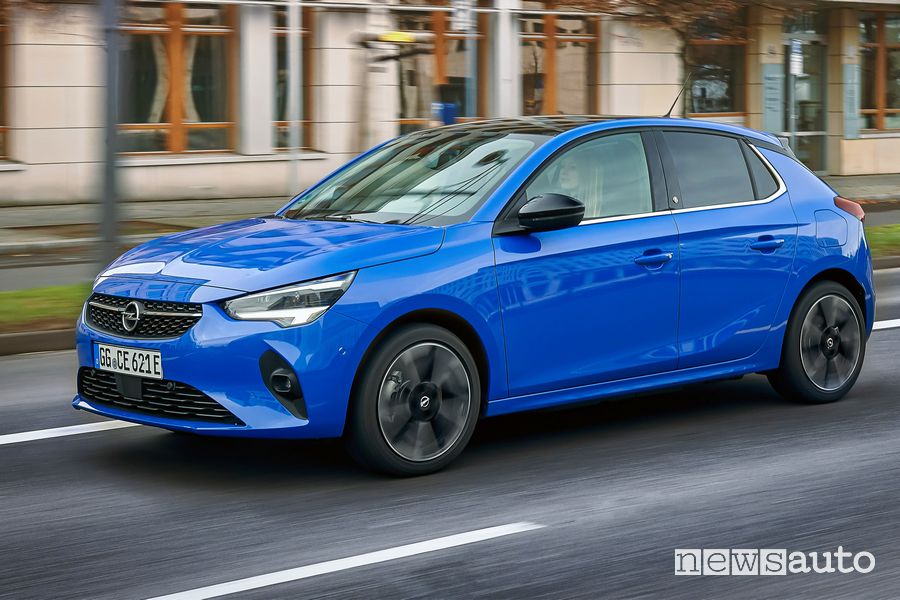 Vista di profilo Opel Corsa-e elettrica Blu