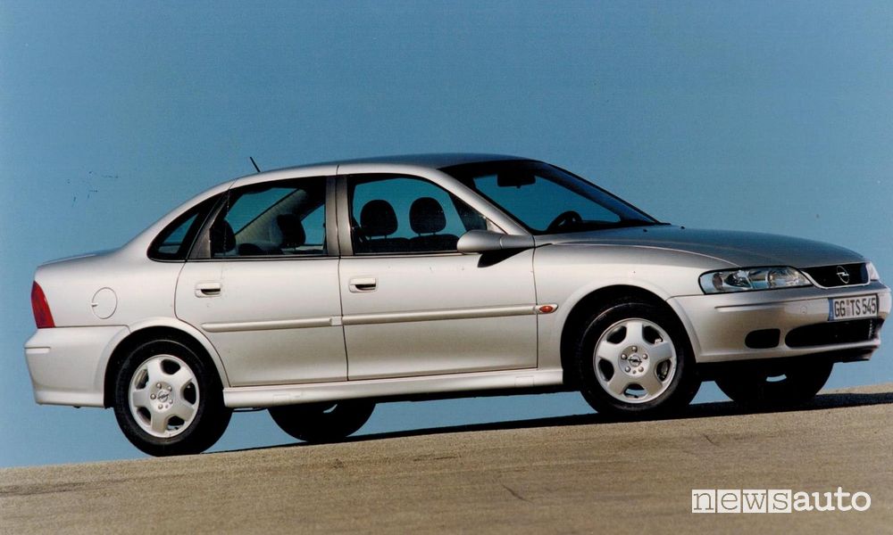 Vista laterale Opel Vectra