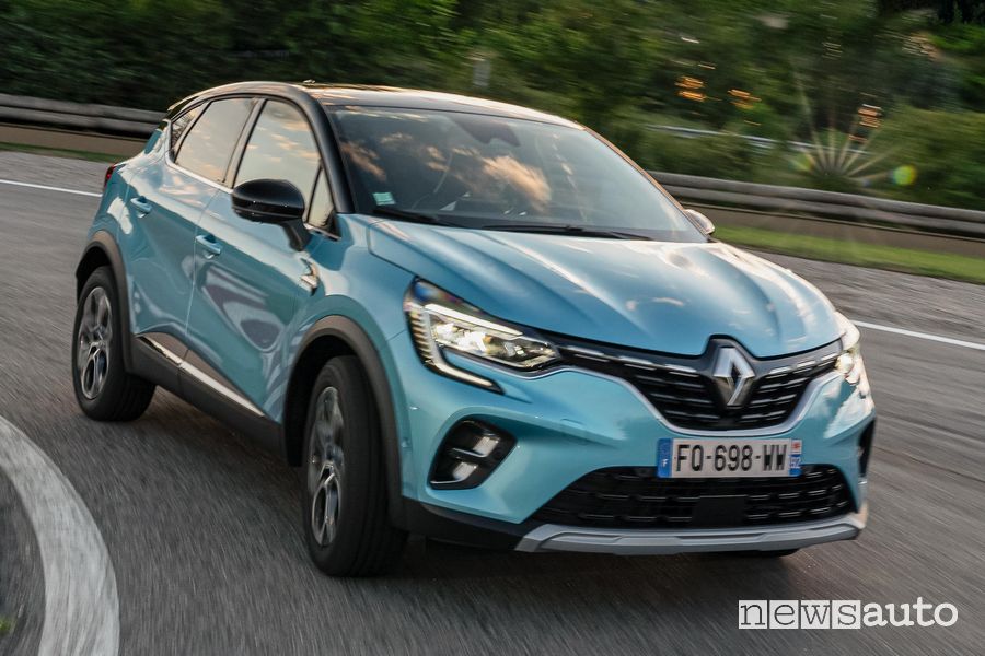 Vista anteriore Renault Captur E-Tech ibrido plug-in