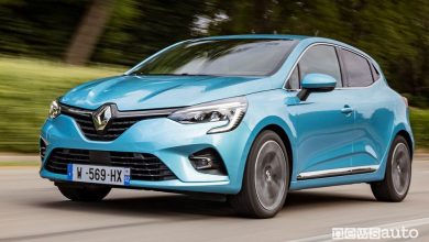 Vista di profilo Renault Clio E-Tech ibrida