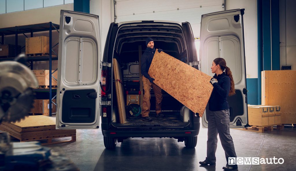 Furgoni medi. Carico di un Renault Trafic