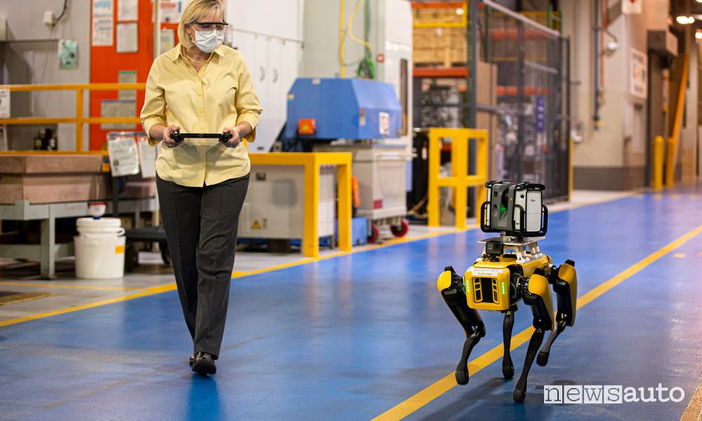 Robot a 4 zampe Fluffy Ford controllato da un tablet