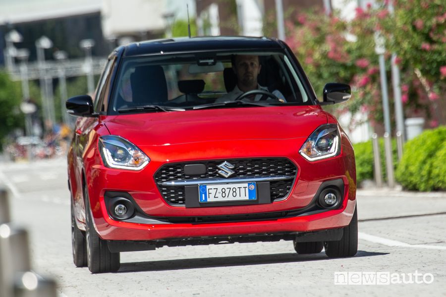Vista anteriore Suzuki Swift Hybrid