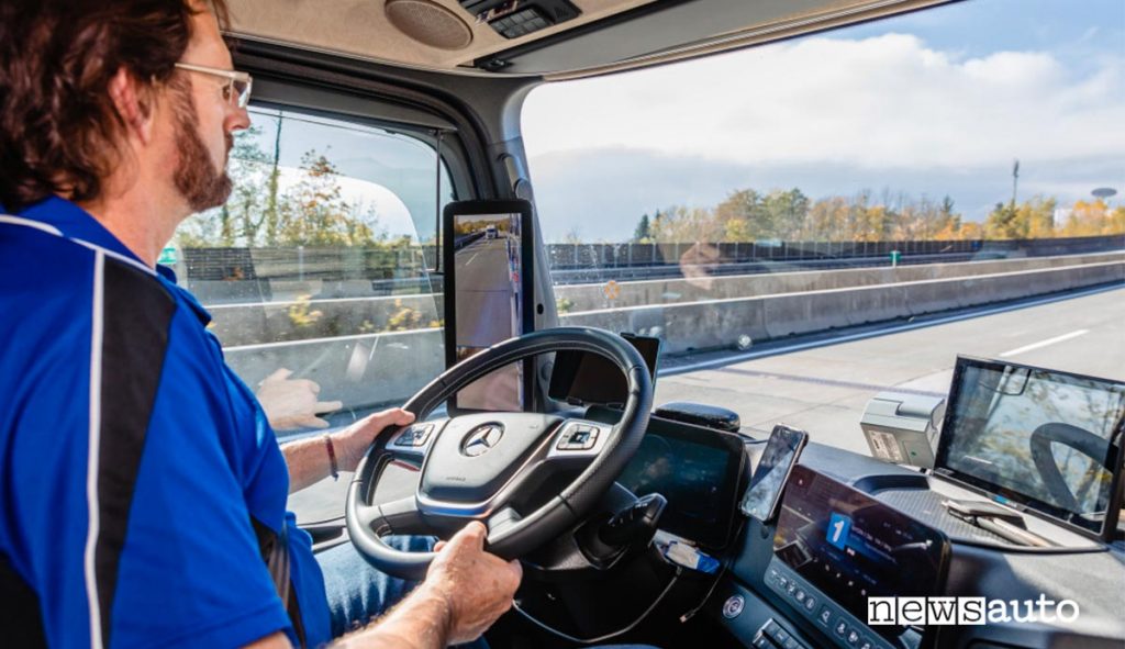 Autista alla guida di un camion