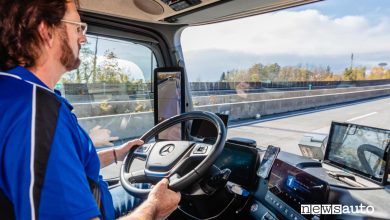 Autista alla guida di un camion