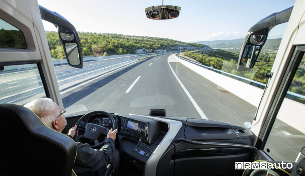 Autista alla guida di un tir Mercedes con vetro panoramico