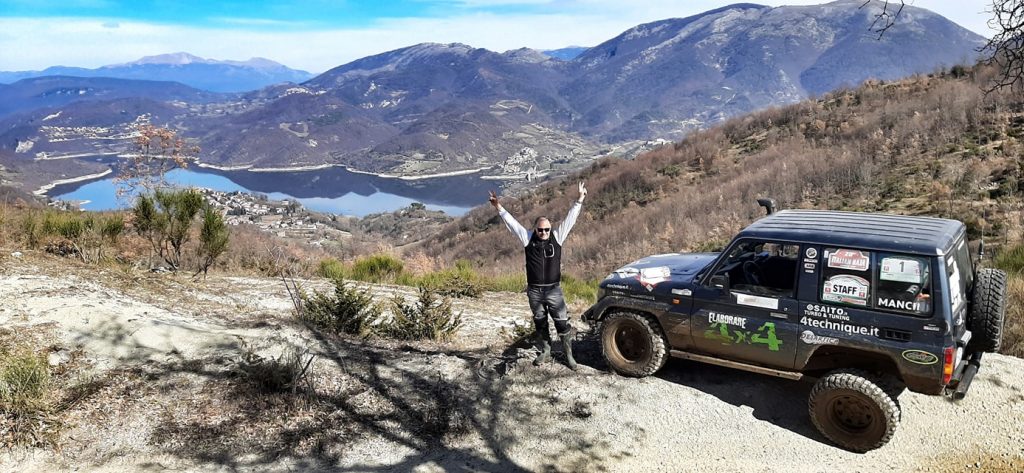 Scenari mozzafiato che si possono raggiungere con un fuoristrada o suv dotato di trazione integrale (lago del Turano Rieti)
