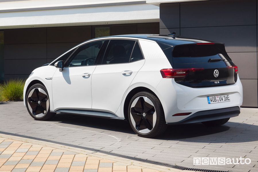 Vista posteriore Volkswagen ID.3 1ST bianca