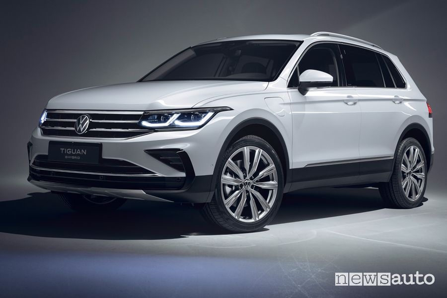 Vista di profilo Volkswagen Tiguan eHybrid PHEV