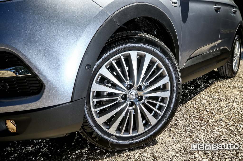 cerchi in lega da 18 con pneumatici Michelin Primacy 3 su Opel Grandland X 1200 turbo 2020