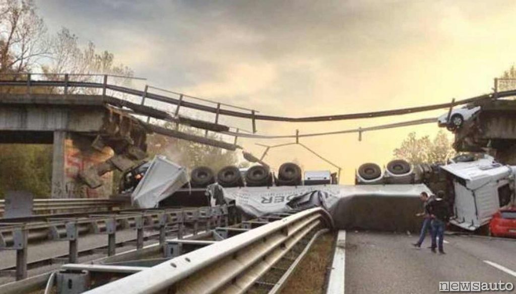 Ponte crollato al km 41 della superstrada Milano - Lecco