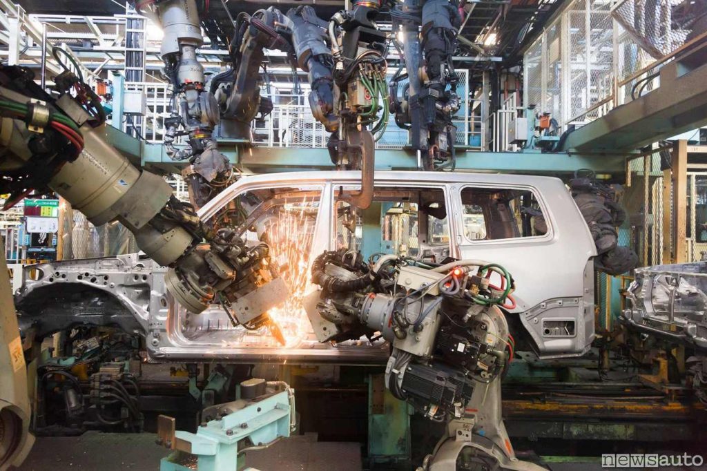 La catena di montaggio del Mitsubishi Pajero con i bracci dei robot  