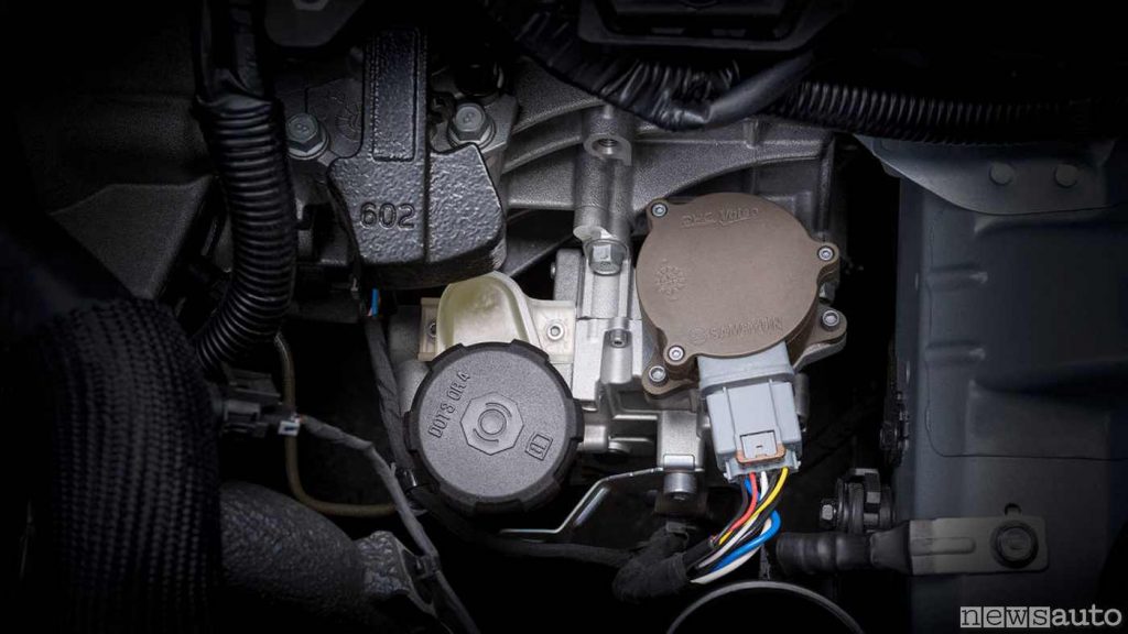 Il sistema iMT di KIA applicato sulla scatola del cambio: si vede il  motorino attuatore che aziona la pompa idraulica e relativo serbatoio del liquido