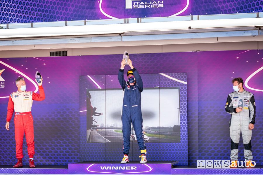 Massimo Arduini festeggia la vittoria sul podio di Varano