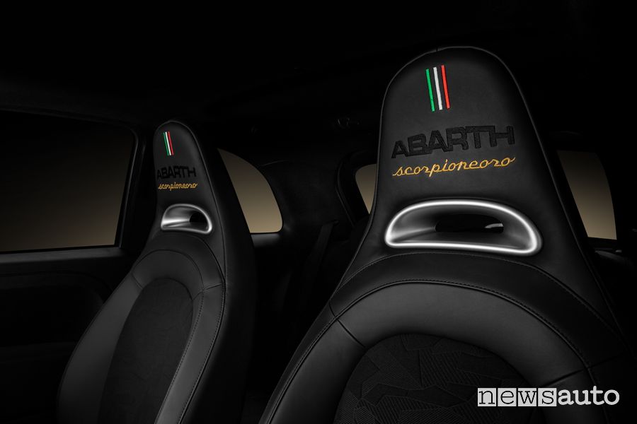 Poggiatesta sedili sportivi abitacolo Abarth 595 Scorpioneoro