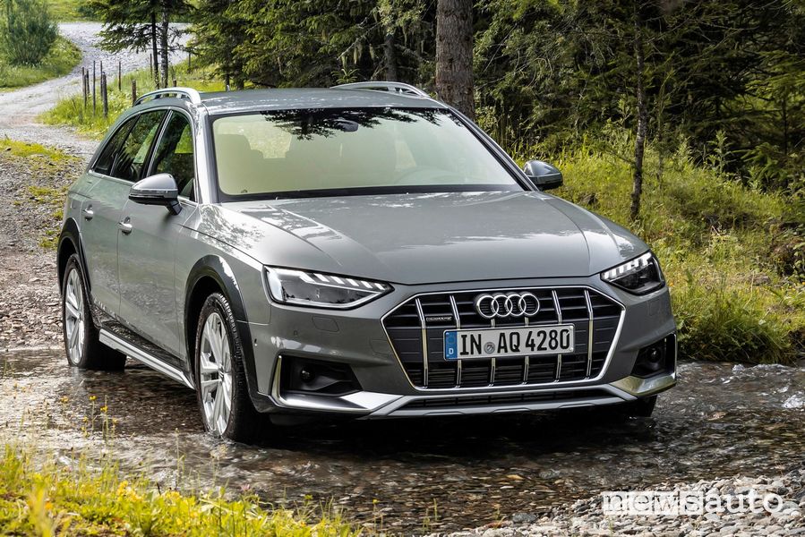 Vista anteriore Audi A4 allroad quattro sullo sterrato